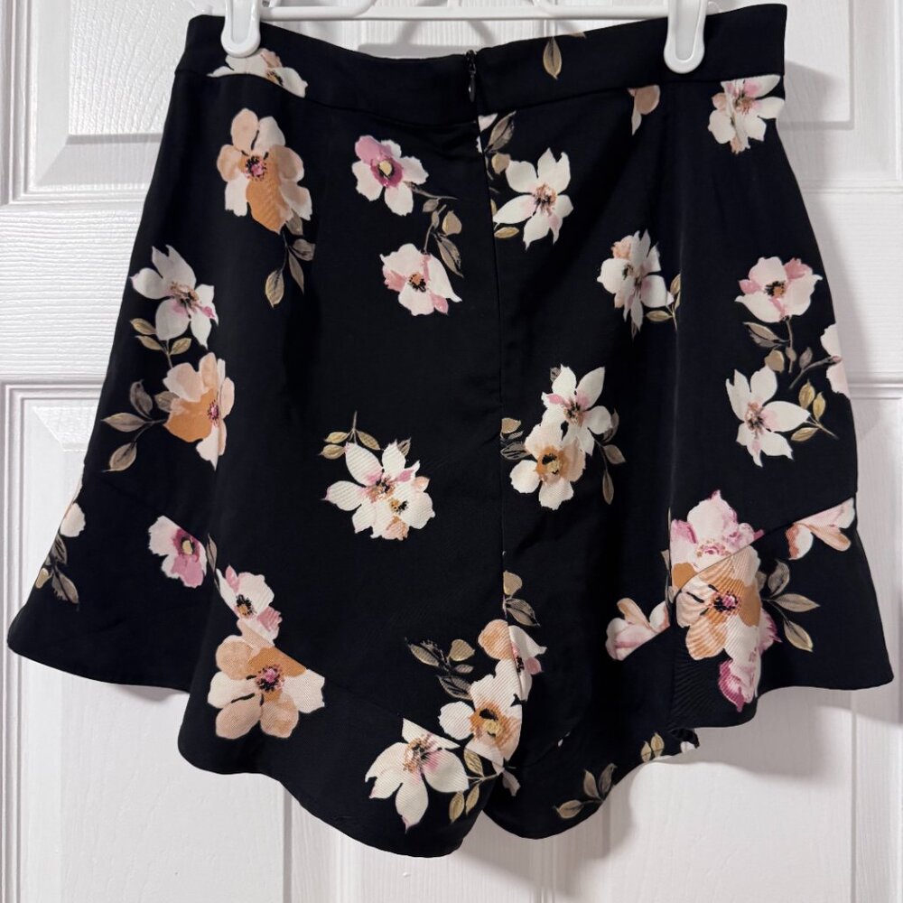 Dynamite Ruffle Short - Picture 2 of 2